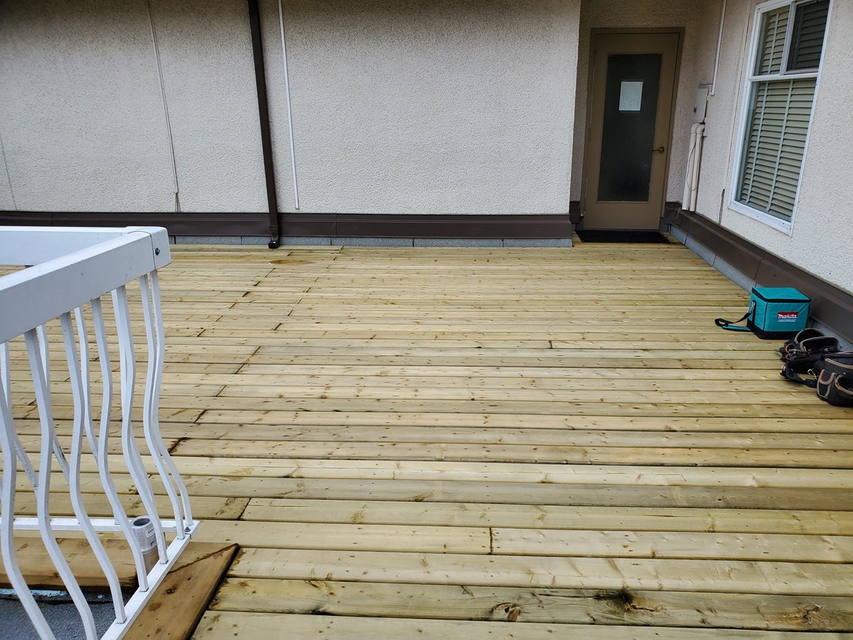 Custom Decks and Outdoor Living